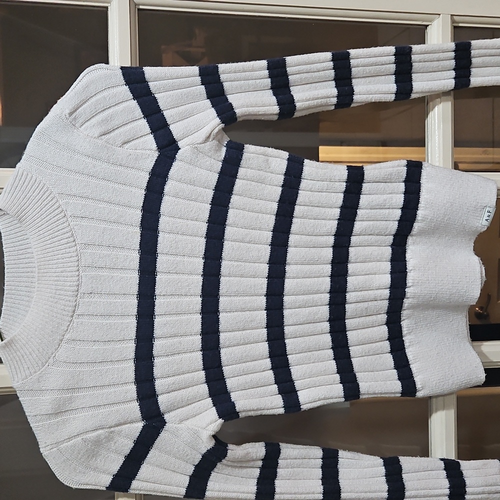 Pre-owned girls Abercrombie kids sweater size 9/10 blue and white striped